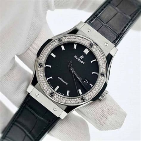 Nguyên tắc và cách kiểm tra đồng hồ Hublot chính hãng